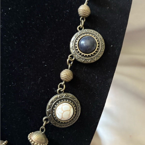 Elegant Gold and Black Pendant Necklace - Picture 2 of 5